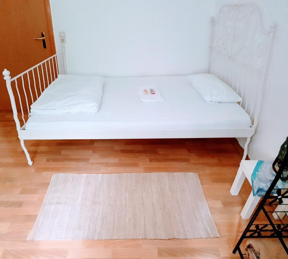 Budget Rooms In Halle With Shared Bathroom, Free Wifi, Netflix & Ipad Εξωτερικό φωτογραφία